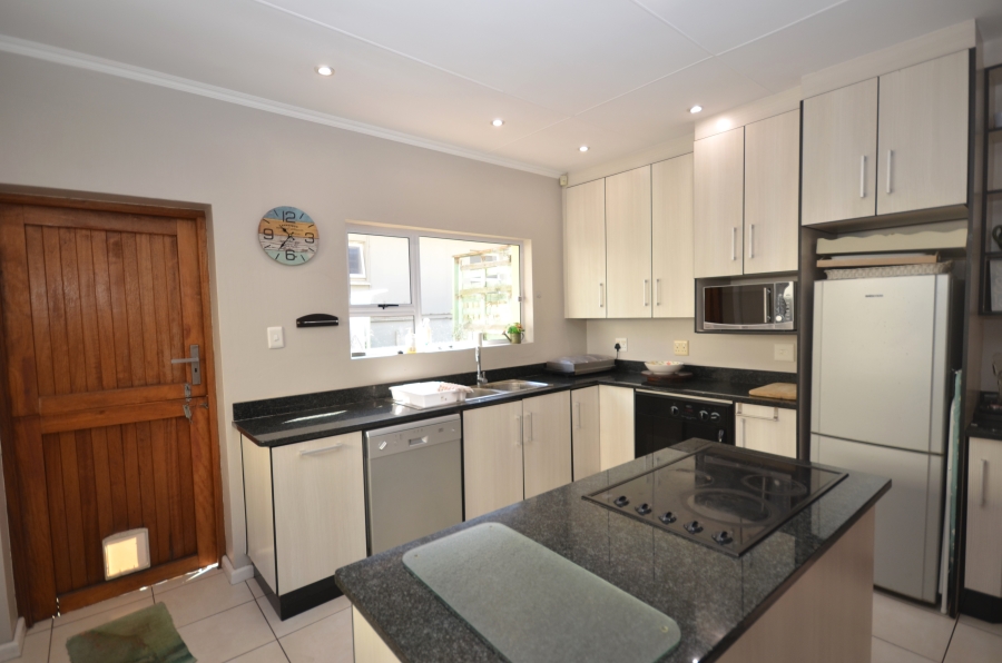 To Let 5 Bedroom Property for Rent in Kidds Beach Eastern Cape